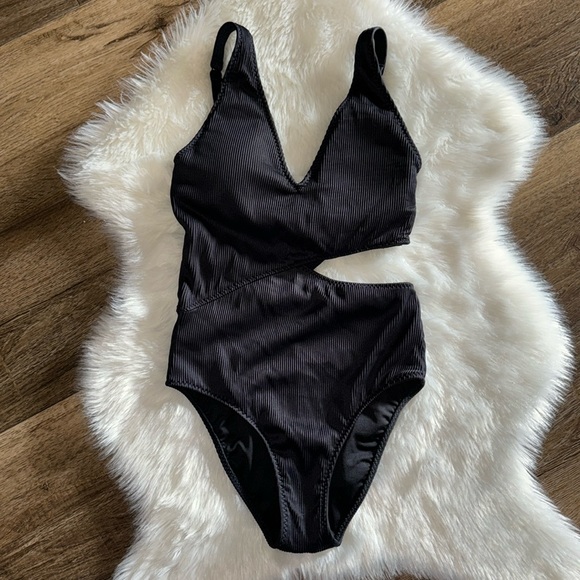 Fabletics Asymmetrical Cutout One Piece Swimsuit 💜 - Picture 3 of 12